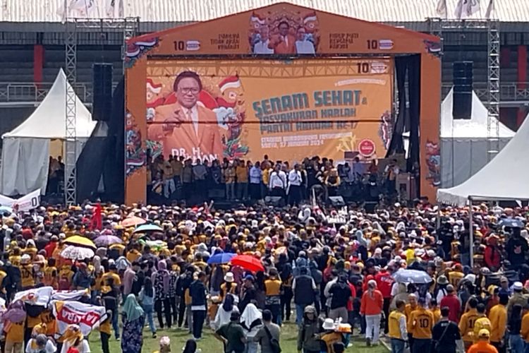 Cawapres nomor urut 3 Mahfud MD bersama Ketua Umum Hanura Oesman Sapta Odang, saat hadiri kampanye terbuka di Stadion Dadaha, Kota Tasikmalaya, Jawa Barat, Sabtu (27/1/2024).