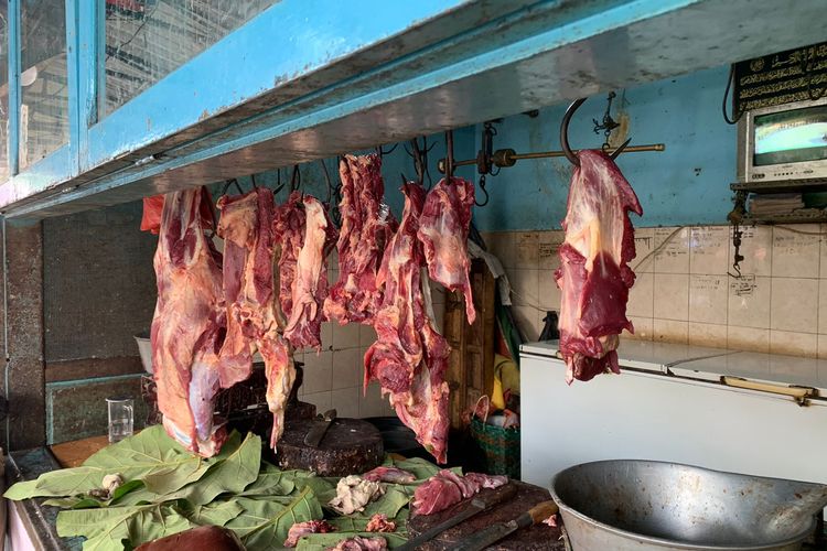 Suasana penjual daging sapi di Pasar Baru Lumajang tampak sepi pembeli semenjak adanya wabah PMK, Kamis (16/6/2022)