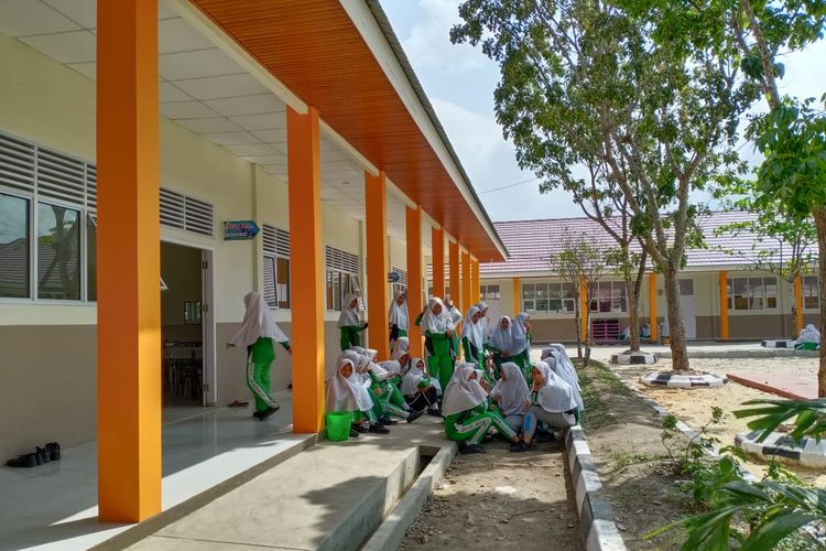 Madrasah Tsanawiyah Negeri (MTsN) 3 Bukit Raya, Pekanbaru, telah direhabilitasi dengan nilai kontrak Rp 13 miliar. MTsN ini diresmikan Presiden Joko Widodo (Jokowi), Jumat (21/2/2020).