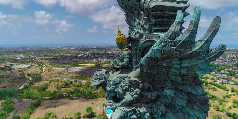 Penampakan Patung Garuda Wisnu Kencana (GWK) dari udara usai diresmikan di Kuta Selatan, Bali, Minggu (25/09/2018). Patung setinggi 121 meter dengan lebar 64 meter tersebut resmi diresmikan dan menjadi patung tertinggi ketiga di dunia.