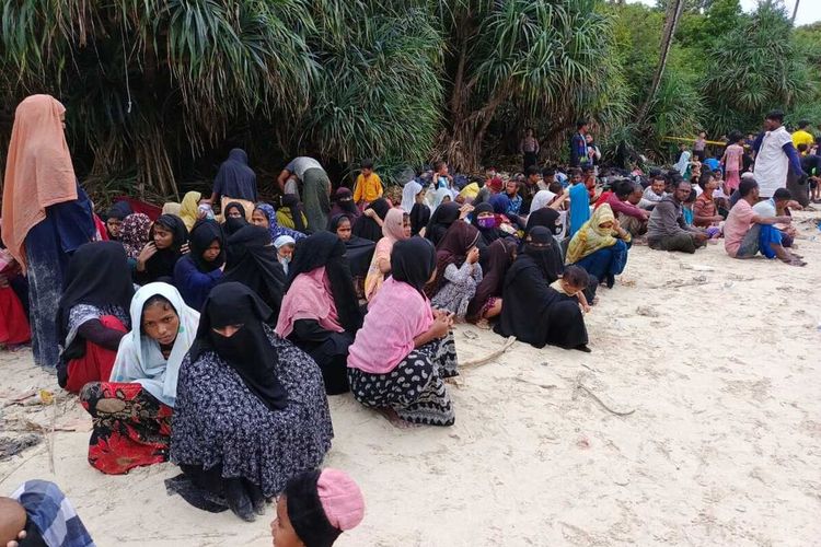 Pengungsi Rohingya saat berada di pantai Desa Ie Meulee, Kecamatan Sukajaya, Kota Sabang, Provinsi Aceh, Sabtu (2/12/2023).