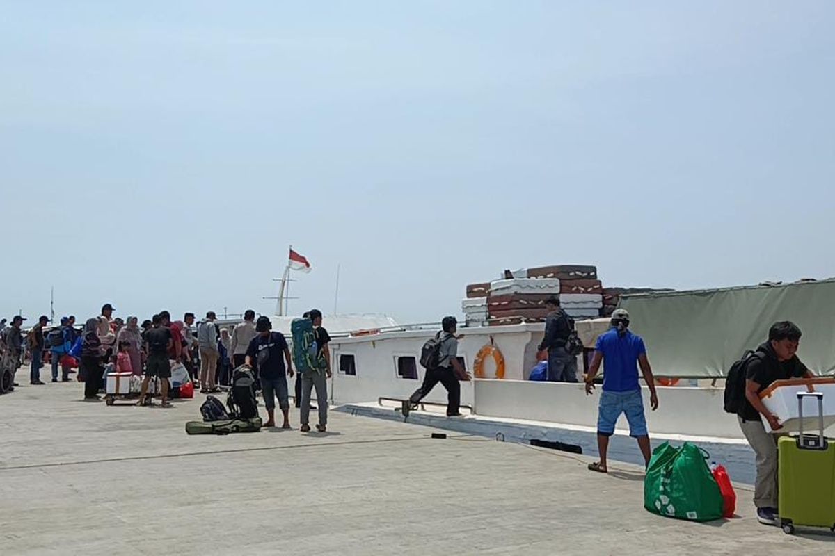 Masyarakat yang kembali ke Jakarta dari Kepulauan Seribu, di Pelabuhan Muara Angke, Rabu (26/4/2023).