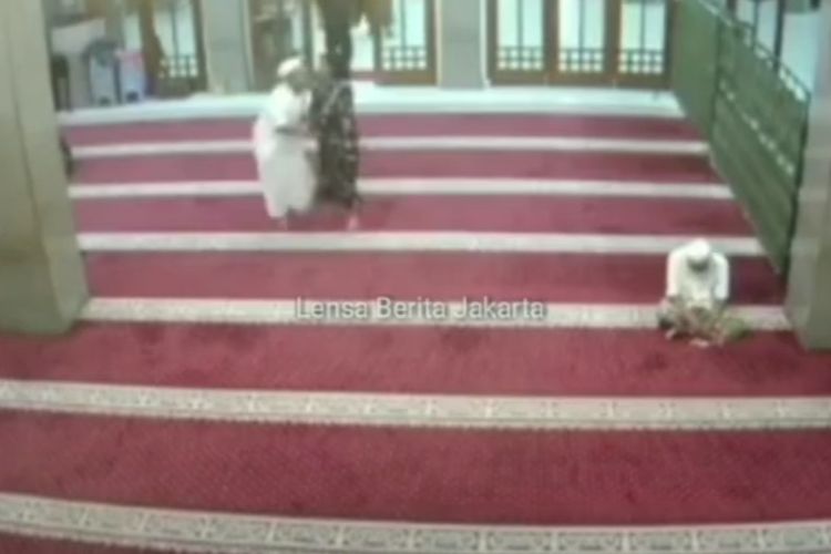 Seorang perempuan memasuki masjid dengan membawa senjata tajam. Peristiwa ini terjadi Masjid Darul Falah, Petukangan Utara, Pesanggrahan, Jakarta Selatan, Jumat (8/4/2022) subuh.