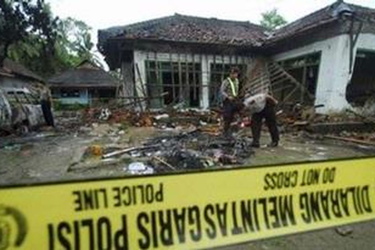 Polisi memeriksa lokasi penyerangan terhadap jemaah Ahmadiyah di Cikeusik, Pandeglang, Banten, Senin (7/2/2011) sehari usai insiden tersebut.
