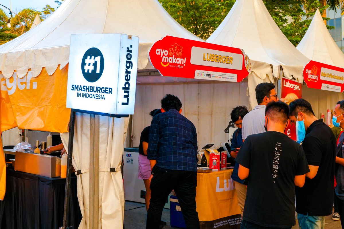 CEO & Co-Founder ESB, Gunawan, menambahkan informasi bahwa Ayomakan menggelar festifal kuliner bertajuk Fast, Feast, Festive di Pulau Satu, Senayan Park Mall, Jakarta Pusat, sejak 5 hingga 16 April 2023.