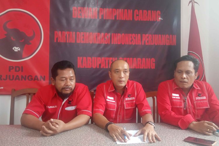 Sekretaris DPC PDIP Kabupaten Semarang Bondan Marutohening mengumumkan rencana perombakan pengurus.