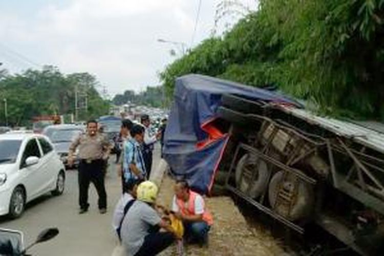Sebuah truk trailer terguling setelah menabrak sebuah sepeda motor di Jl Raya Sukarno Hatta KM 24.3 tepatnya di turunan Lemahbang, Bergas, Kabupaten Semarang, Jawa Tengah, Rabu (22/7/2015). 