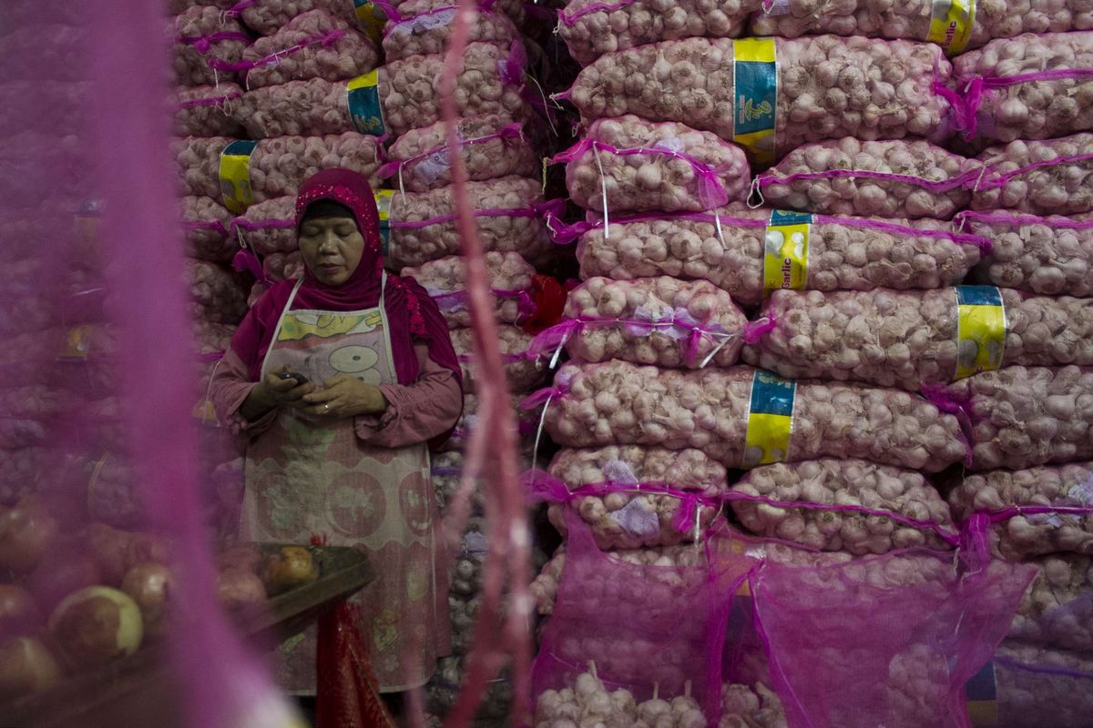 Pekerja merapikan persediaan bawang putih di salah satu toko di Pasar Induk Kramat Jati, Jakarta Timur, Rabu (5/2/2020). Kenaikan harga bawang putih terjadi karena pasokan bawang putih impor dari negara pemasoknya, China berkurang.