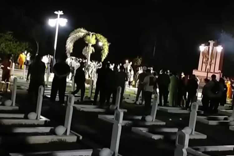Wali Kota Tanjungpinang, Syahrul yang dimakamkan di Taman Makam Pahlawan (TMP) Pusara Bhakti Batu 5 Tanjungpinang bersebelahan dengan makam mantan Gubernur Kepulauan Riau, HM Sani.