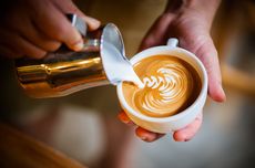 5 Cara Belajar Latte Art untuk Pemula, Tips dari Barista 