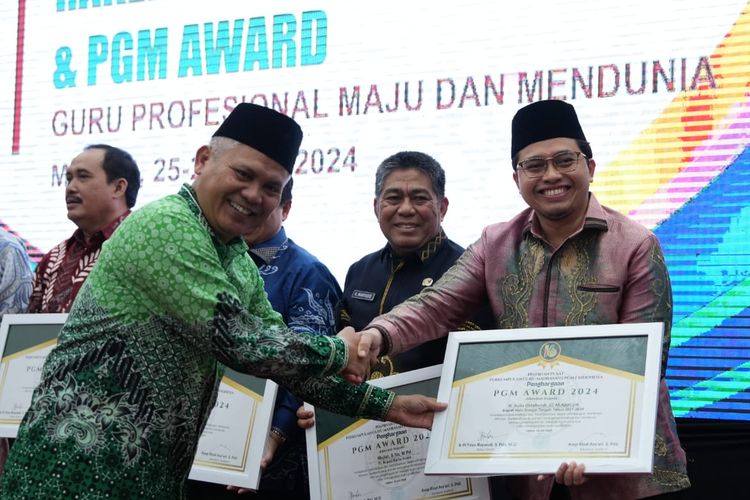 Bupati Hulu Sungai Tengah (HST) H Aulia Oktafiandi menerima penghargaan dari ajang Perkumpulan Guru Madrasah (PGM) Award 2024 untuk kategori Pemerintahan.