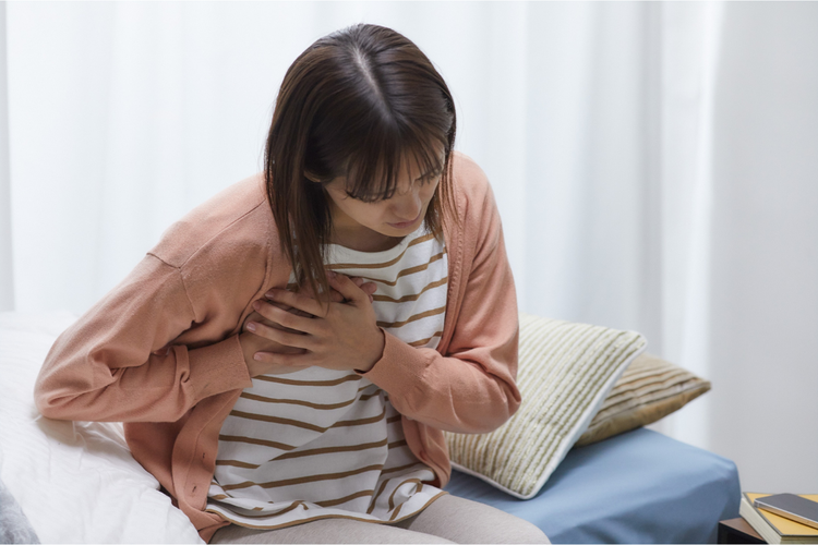 ilustrasi orang mengalami nyeri dada sebelah kanan.