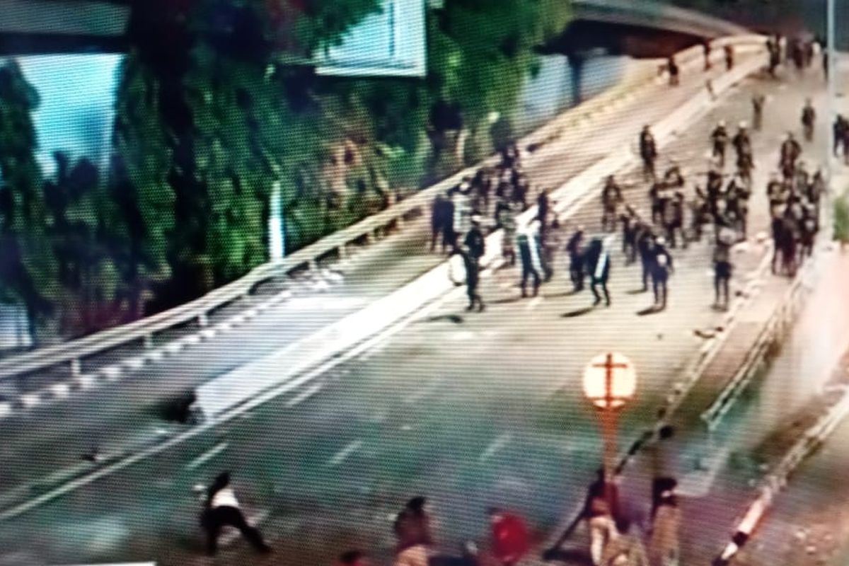 Konsentrasi massa kembali tercipta di kawasan Slipi, Jakarta Pusat, Selasa (24/9/2019). Massa terlihat bentrok dengan aparat kepolisian pasca-demo mahasiswa tolak RKUHP di depan Gedung DPR/MPR RI.