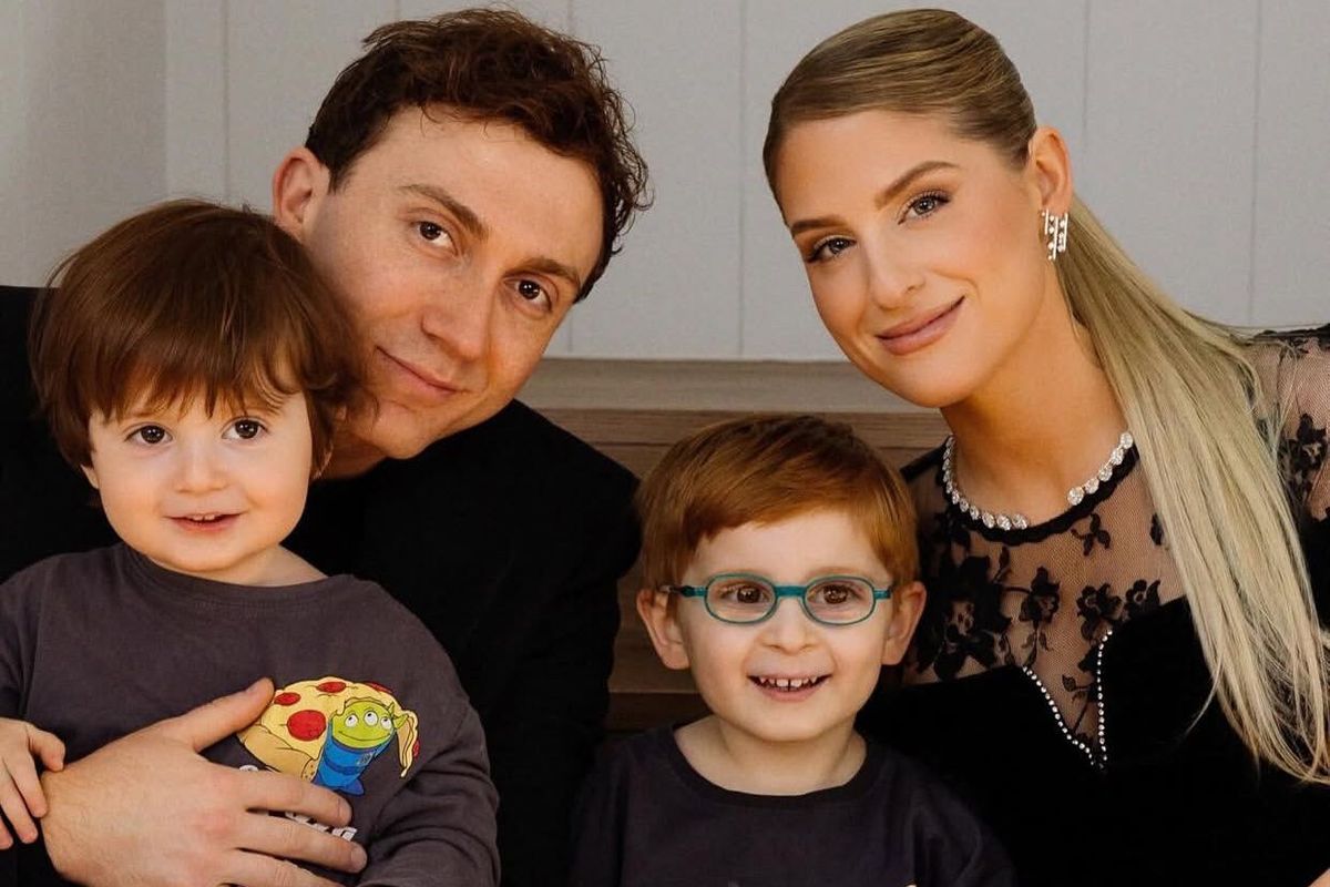 Meghan Trainor dan sang suami, Daryl Sabara bersama kedua anaknya dalam unggahan akun Instagram.