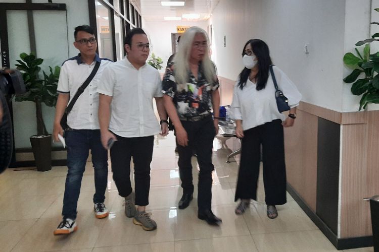 Ayah Nagita Slavina, Gideon Tengker, hadir dalam sidang perdana kasus gugatan harta gana-gini terhadap mantan istrinya, Rieta Amalia, di Pengadilan Negeri Jakarta Selatan.