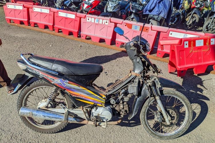 Motor Honda Supra AB 3114 TC yang jatuh di jalan raya Cangakan Kenteng depan SD Negeri Butuh, Bumirejo, Lendah, Kabupaten Kulon Progo, Daerah Istimewa Yogyakarta. Suami istri pengendara motor luka parah dalam kecelakaan ini, hingga akhirnya salah satunya meninggal dunia dalam perawatan intensif RSUD Wates. Pengendara jatuh setelah pakaian melilit gir motor.