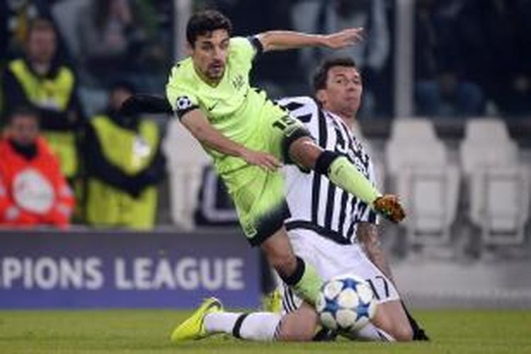 Gelandang Manchester City, Jesus Navas (depan), tampil pada laga Liga Champions kontra Juventus di Stadion Juventus, Rabu (25/11/2015) waktu setempat.