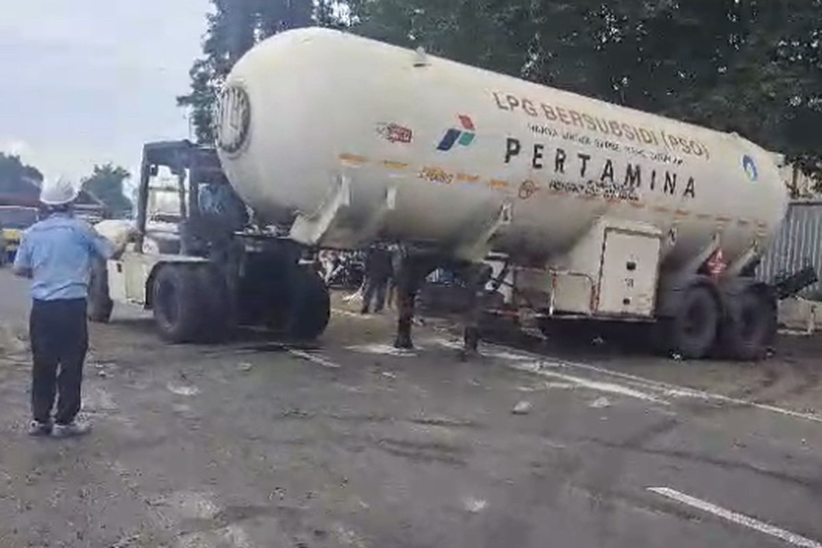 Tangki Pertamina pengangkut bahan bakar elpiji usai terguling di Sidoarjo, Selasa (17/2/2024).