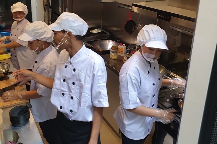 Suasana dapur di salah satu usaha kuliner yang berkembang saat pandemi.