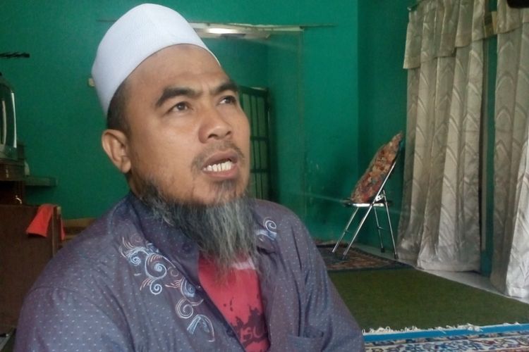 Ahmad Rosadi anak keempat dari Rokayah (67) warga Garut yang gagal berangkat umrah lewat First Travel