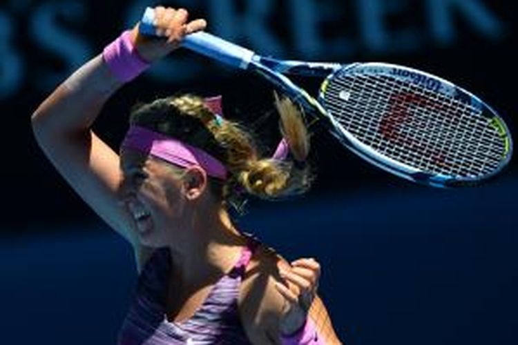 Petenis Belarusia, Victoria Azarenka melakukan pengembalian ke arah petenis Swedia, Johanna Larsson pada babak pertama Australia Open di Melbourne Park, Selasa (14/01/20140.