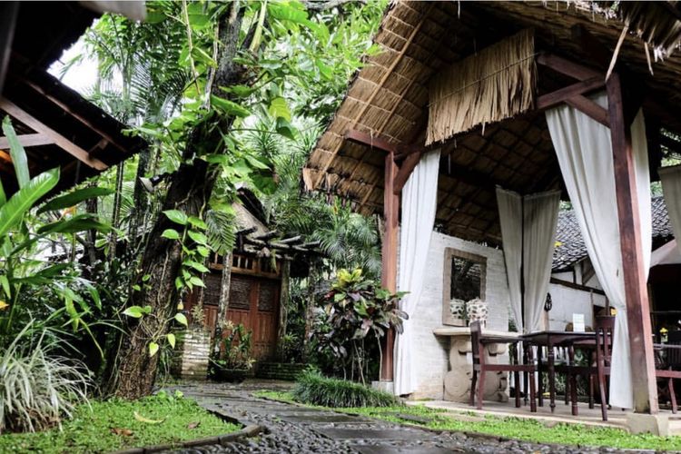 Taman Indie Resto merupakan tempat makan dengan konsep kebudayaan jawa dengan makanan-makanan khas dari Pulau Jawa.