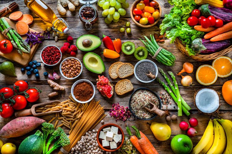 Ilustrasi makanan sehat. Perubahan gaya hidup yang lebih sehat dapat membantu Anda mengontrol kadar kolesterol dan mencegah risiko komplikasi secara alami. Misalnya, makan makanan yang menyehatkan jantung. 