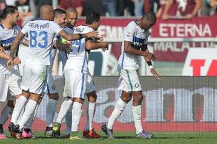 Gelandang Inter Milan, Geoffrey Kondogbia (kanan), melakukan selebrasi bersama rekan-rekannya usai mencetak gol ke gawang Torino pada lanjutan Serie A di Stadion Olimpico Turin, Minggu (8/11/2015).