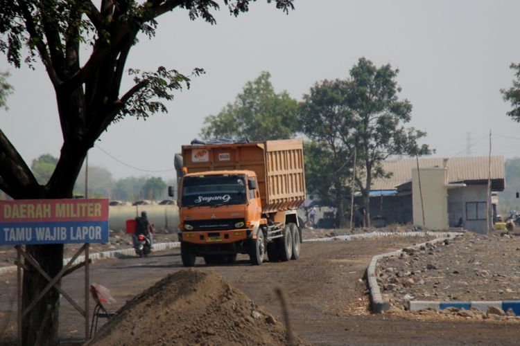 Truk pengangkut limbah B3 di Markas TNI Angkatan Udara Republik Indonesia (AURI) di Raci, Pasuruan, Jawa Timur. 