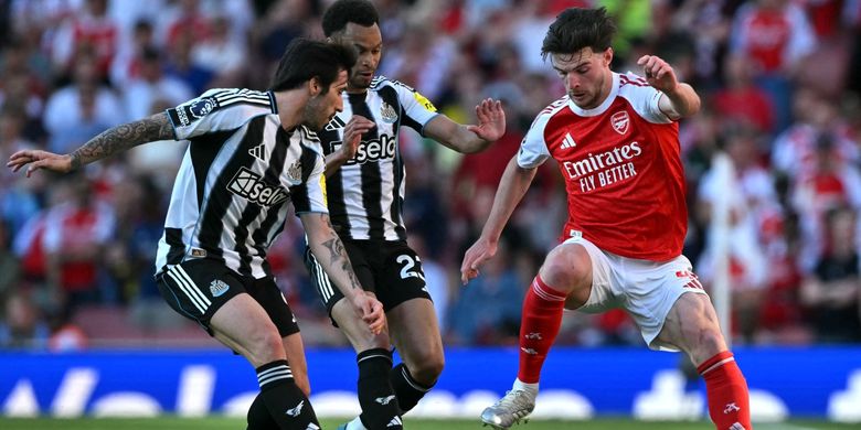 Sandro Tonali (kiri) dan Jacob Murphy (tengah) membayangi Declan Rice dalam pertandingan sepak bola Liga Inggris antara Arsenal vs Newcastle United di Stadion Emirates di London pada 25 April 2026. (Foto oleh Glyn KIRK / AFP) 