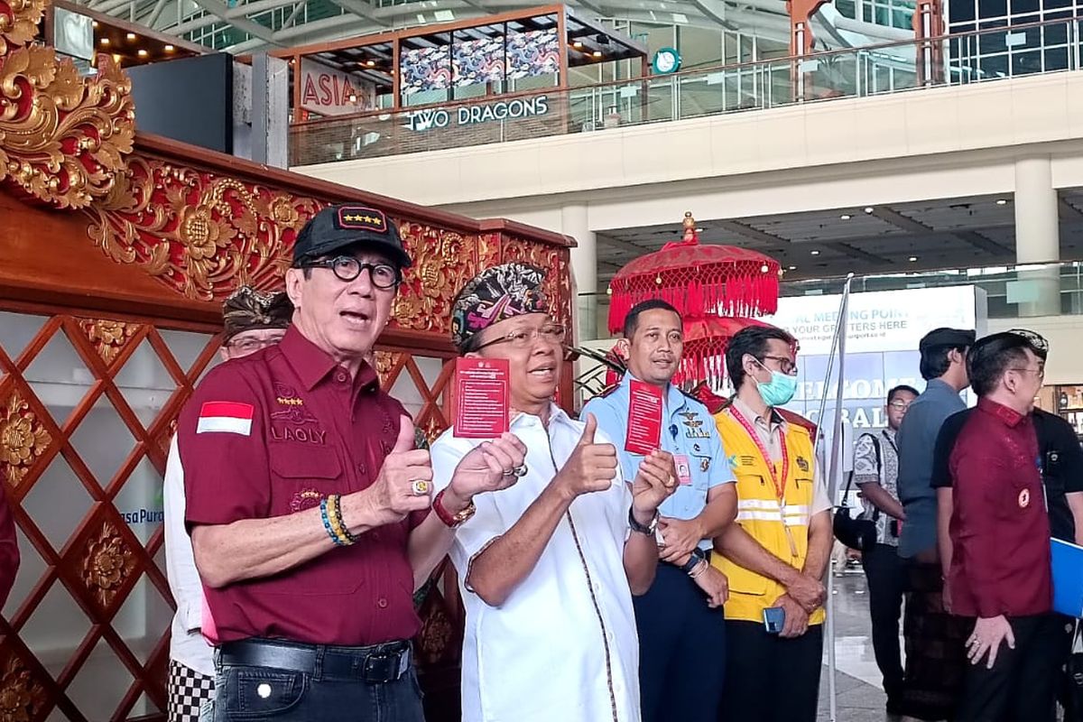 Menteri Hukum dan Hak Asasi Manusia (Menkumham) Yasonna Laoly bersama Gubernur I Wayan Koster saat menunjukkan brosur selebaran aturan berprilaku bagi turis asing yang tengah berkunjung ke Bali di Bandara Ngurah Rai, Badung, Bali, Kamis (22/6/2023). Kompas.com/Yohanes Valdi Seriang Ginta