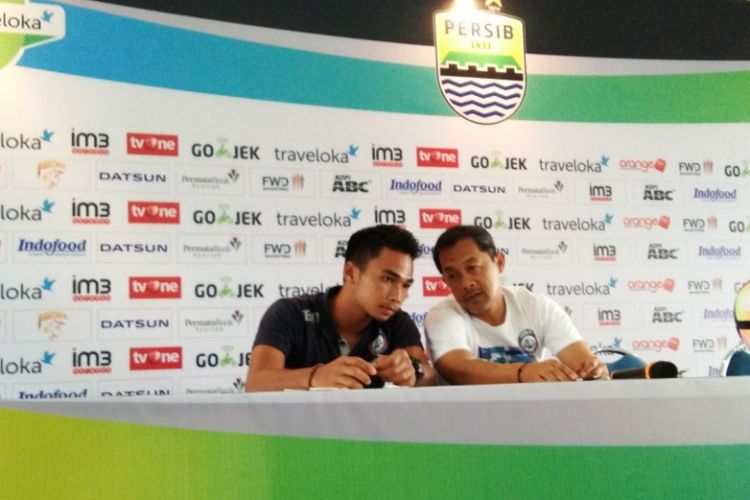 Pelatih Arema FC Aji Santoso saat berbincang dengan Bek Arema Bagas Adi Nugroho di Graha Persib, Jalan Sulanjana, Jumat (14/4/2017)