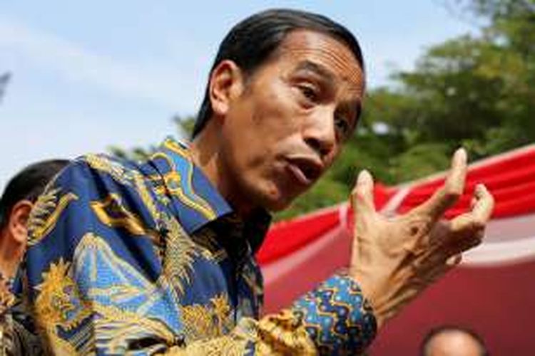 Presiden Joko Widodo saat memberikan keterangan pers terkait kasus Gubernur non-aktif DKI Jakarta Basuki Tjahaja Purnama yang ditetapkan sebagai tersangka dalam kasus penodaan agama di acara Fruit Indonesia 2016 di Lapangan Parkir Timur Senayan Jakarta, Kamis (16/11/2016).