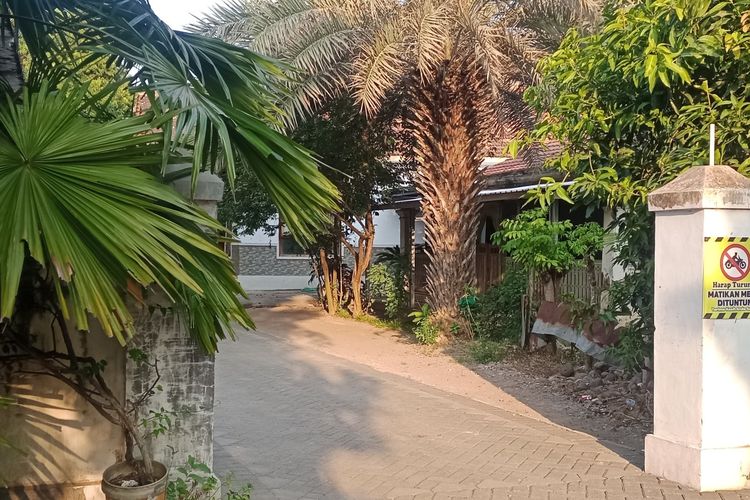 Jalan lingkungan menuju rumah MA di Kabupaten Probolinggo, Jawa Timur, Kamis (18/7/2024). 