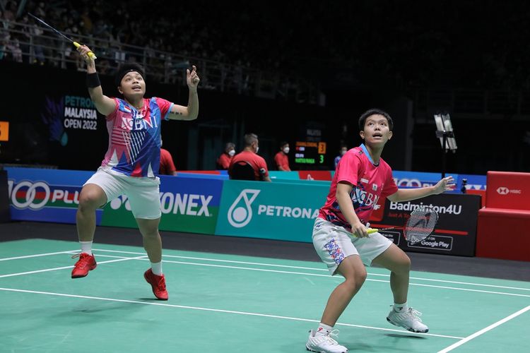 Ganda putri Indonesia Apriyani Rahayu/Siti Fadia Silva Ramadhanti saat berjuang melawan wakil Korea Selatan, Jeong Na Eun/Kim Hye Jeong, dalam rangkaian semifinal Malaysia Open 2022 di Axiata Arena, Kuala Lumpur, pada Sabtu (2/7/2022) sore WIB.