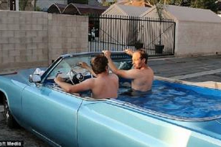 Bak mandi air hangat di mobil Cadillac.
