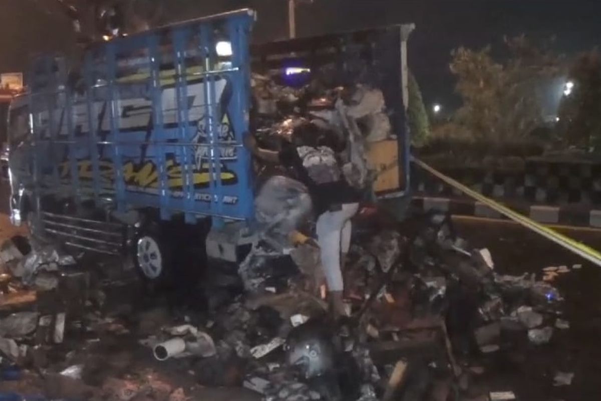 Truk ekspedisi yang bermuatan muatan barang campuran elektronik seperti laptop, power bank, serta barang lainnya seperti perfume dan barang campuran lainnya dari Jakarta menuju Kota Malang tiba tiba terbakar saat menunggu antrian di lampu merah Kabupaten Ngawi.