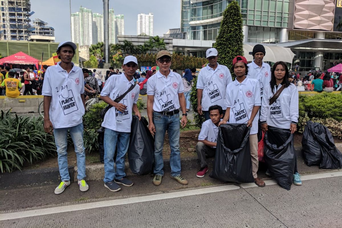 Para pemulung yang tergabung dalam Ikatan Pemulung Indonesia (IPI)  melakukan pemungutan sampah plastik di lokasi CFD Bundaran HI, Jakarta Pusat pada Minggu (10/2/2019)