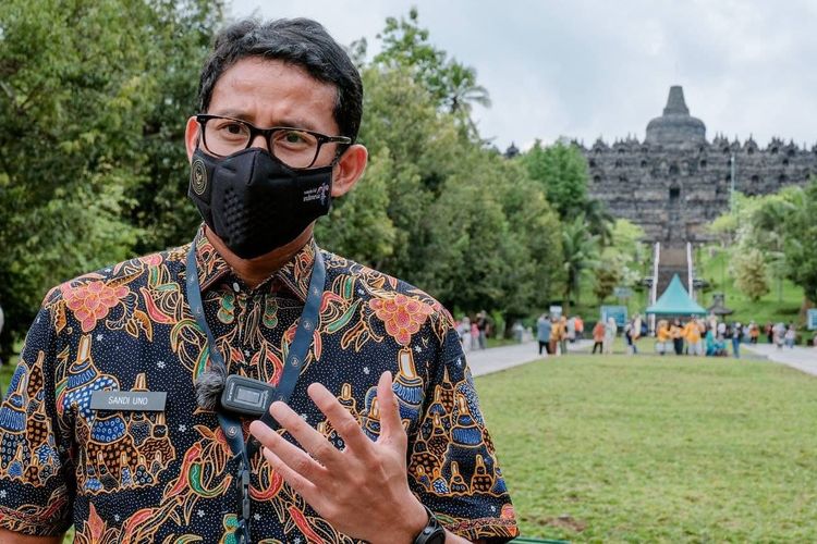 Menteri Pariwisata dan Ekonomi Kreatif Sandiaga Uno saat mengunjungi Candi Borobudur di Kabupaten Magelang, Jawa Tengah, pada Jumat (14/1/2022).