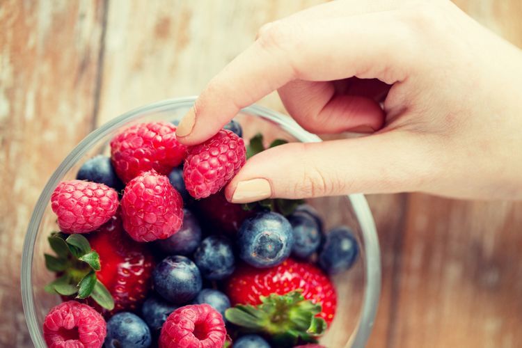 Makan kudapan renyah seperti buah-buahan bisa membuat Anda kenyang lebih lama.