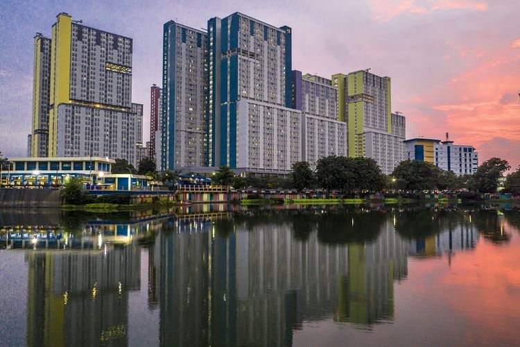 Foto udara suasana Rumah Sakit Darurat COVID-19 (RSDC) Wisma Atlet di Kemayoran, Jakarta, Jumat (14/1/2022). Berdasarkan data RSDC Wisma Atlet pada Jumat (14/1/2022), pasien COVID-19 yang dirawat mengalami kenaikan dari sebelumnya 2.300 pasien bertambah 80 orang menjadi 2.380 pasien. ANTARA FOTO/Muhammad Adimaja/rwa. 