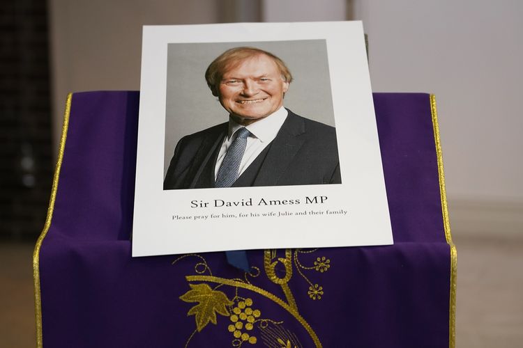 Foto David Amess, anggota Parlemen Inggris yang tewas ditikam, dipajang di altar Gereja Katolik St Peter, kota Leigh-on-Sea, Essex, Inggris, Jumat (15/10/2021). Amess tewas ditikam di dalam gereja saat mengadakan konsultasi dua minggu dengan konstituennya.