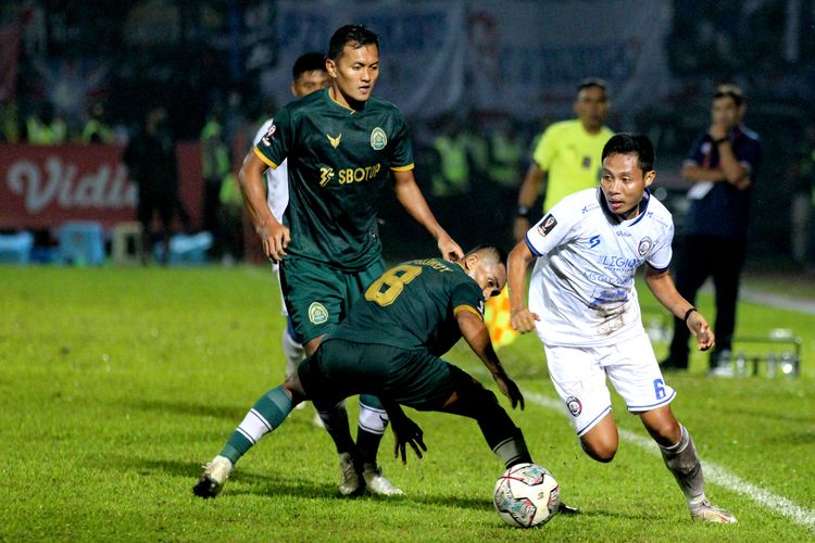 Pemain Arema FC Evan Dimas dijaga ketat dua pemain Persikabo 1973 saat pertandingan terakhir babak penyisihan Grup D Piala Presiden 2022 yang berakhir dengan skor 0-1 di Stadion Kanjuruhan Kepanjen, Kabupaten Malang, Minggu (19/6/2022) malam.