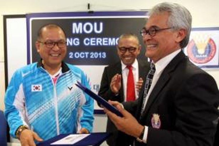 direktur eksekutif Badminton Korea Association (BKA), Kim Joong-soo (kiri) berbicara dengan presiden BAM, Tengku Tan Sri Mahaleel Tengku Ariff (kanan) saat penandatanganan Memorandum of Understanding (MoU), di Petaling Jaya, Malaysia, Selasa (2/10/2013).