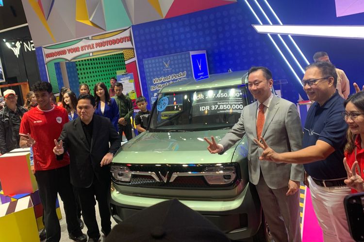 Erick Thohir membeli VinFast VF3 di IIMS 2025, JIExpo Kemayoran, Jakarta, Sabtu (22/2/2025)