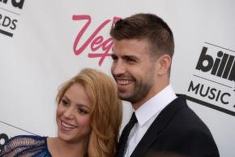 Penyanyi Shakira (kiri) bersama kekasihnya, yakni pesepak bola Spanyol Gerard Pique (kanan).