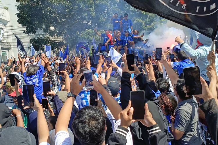 Sampah Botol Miras Usai Pesta Juara Persib Bandung Terkumpul Satu Mobil Pickup