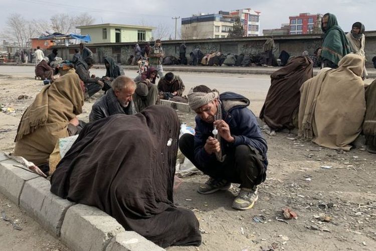 Sekelompok pengguna narkotik berkumpul di sebuah jalan di Kota Kabul.