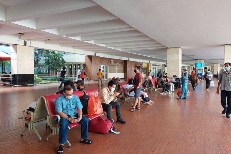 Suasana Bandara Soekarno-Hatta di Kota Tangerang tepat satu hari usai laranhan mudik Lebaran, Selasa (18/5/2021).