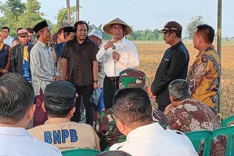 Menteri Pertanian (Mentan) Andi Amran Sulaiman berkunjung ke lokasi yang terdampak banjir di Kabupaten Kendal.
